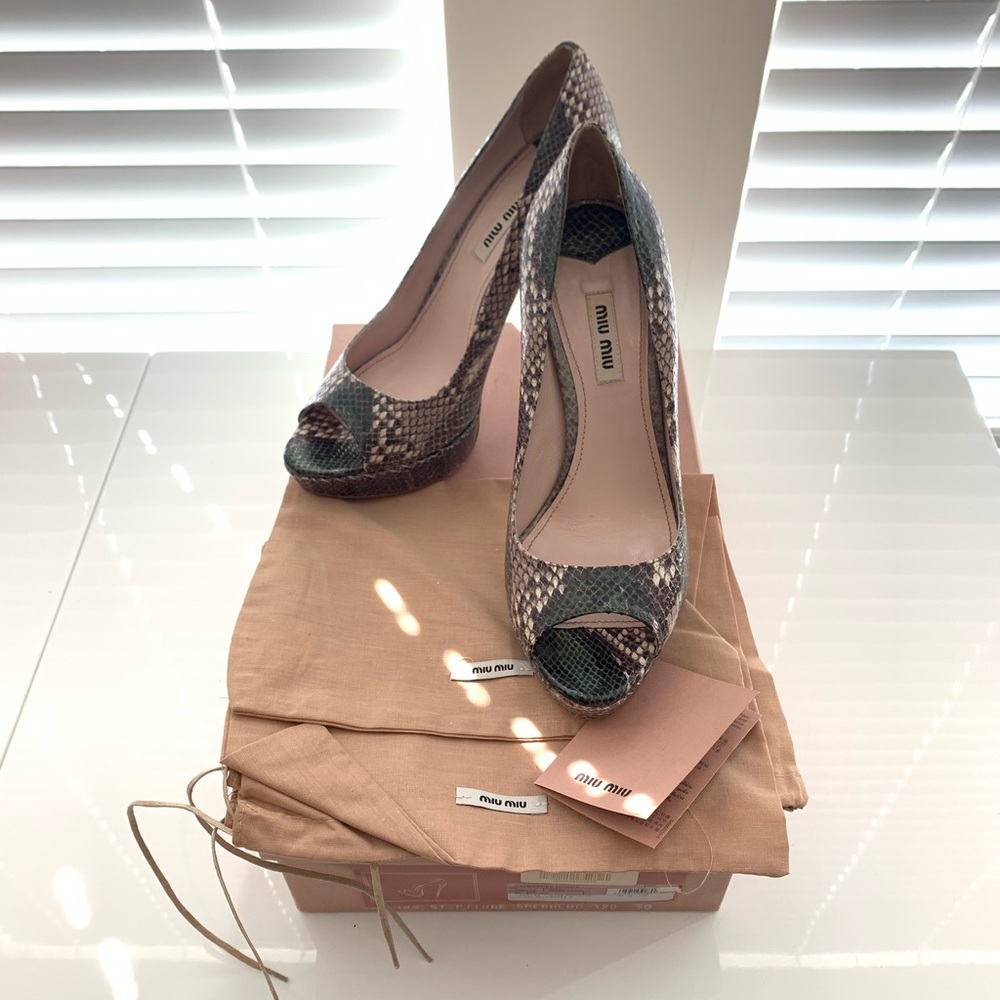 [EUC] MIU MIU VERNICE PEEP-TOE SNAKE PUMP in EU38